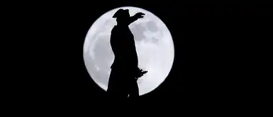La estatua del General George Washington y la superluna en Trenton, Nueva Jersey, Estados Unidos. La estatua del General George Washington y la superluna en Trenton, Nueva Jersey, Estados Unidos.