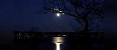 La superluna sobre el río Hudson River y el puente Mario M. Cuomo en Nyack, Nueva York. La superluna sobre el río Hudson River y el puente Mario M. Cuomo en Nyack, Nueva York.