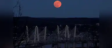 Otra foto de la superluna sobre el río Hudson River y el puente Mario M. Cuomo en Nyack, Nueva York. Otra foto de la superluna sobre el río Hudson River y el puente Mario M. Cuomo en Nyack, Nueva York.