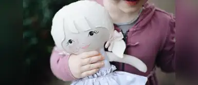 Niña recibió una muñeca con la misma marca en el rostro que ella en Navidad Niña recibió una muñeca con la misma marca en el rostro que ella en Navidad
