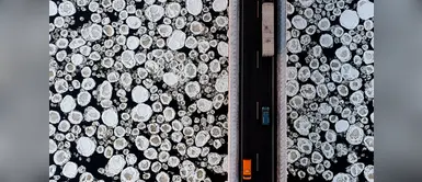 Puente sobre un río congelado. Puente sobre un río congelado.