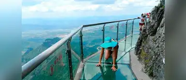 Camino de cristal, altura 1430 m. en China. Camino de cristal, altura 1430 m. en China.