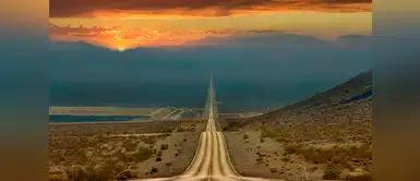 Camino a través del valle de la muerte en Estados Unidos. Camino a través del valle de la muerte en Estados Unidos.