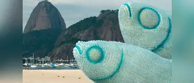 Escultura de peces hechas con botellas plásticas en una de las playas de Rio de Janeiro. Escultura de peces hechas con botellas plásticas en una de las playas de Rio de Janeiro.