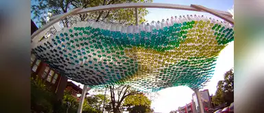 Techo para aparcamiento hecho de 1500 botellas de plástico en Estados Unidos. Techo para aparcamiento hecho de 1500 botellas de plástico en Estados Unidos.