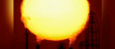 El sol entre las chimeneas de las fábricas El sol entre las chimeneas de las fábricas