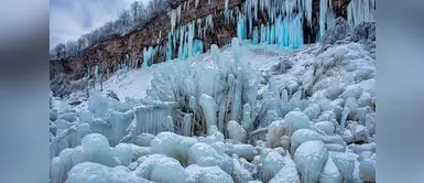 La ola de frío ha congelado hasta las piedras. La ola de frío ha congelado hasta las piedras.