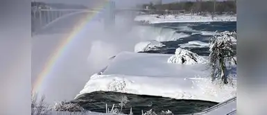 Un hermoso arcoiris se logra apreciar sobre las cataratas del Niágara. Un hermoso arcoiris se logra apreciar sobre las cataratas del Niágara.