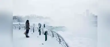 A pesar del frío, las cataratas sigue recibiendo turistas. A pesar del frío, las cataratas sigue recibiendo turistas.