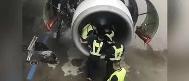 Una mujer retrasó un vuelo por 5 horas tras lanzar monedas al motor como símbolo de buena suerte Una mujer retrasó un vuelo por 5 horas tras lanzar monedas al motor como símbolo de buena suerte