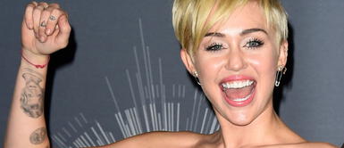 Miley Cyrus tiene un tatuaje de su madrina Dolly Parton. Miley Cyrus tiene un tatuaje de su madrina Dolly Parton.