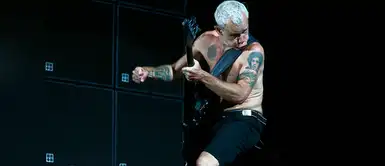 Flea de Red Hot Chili Peppers tiene dos tatuajes de dos leyendas de la música: Jimi Hendrix (en la imagen, en su brazo izquierdo) y David Bowie. Flea de Red Hot Chili Peppers tiene dos tatuajes de dos leyendas de la música: Jimi Hendrix (en la imagen, en su brazo izquierdo) y David Bowie.