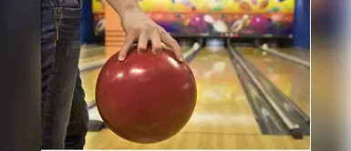 Mujer juega bolos por primera vez y sorprende con su gran "destreza" Mujer juega bolos por primera vez y sorprende con su gran "destreza"