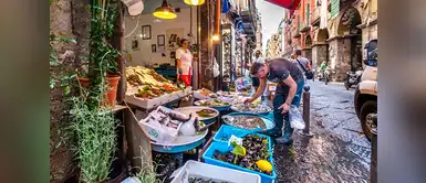 Nápoles se encuentra ubicado al sur de Italia. Nápoles se encuentra ubicado al sur de Italia.