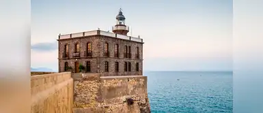 Melilla es una ciudad autónoma española situada en el norte de África, a orillas del mar Mediterráneo. Melilla es una ciudad autónoma española situada en el norte de África, a orillas del mar Mediterráneo.