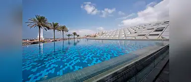 Alejandría es una ciudad portuaria mediterránea de Egipto. Alejandría es una ciudad portuaria mediterránea de Egipto.