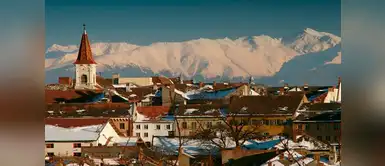 Rumania es otro país ideal para viajar barato, y quién no haga una vista a la afamada Transilvania se perderá el rincón más encantador de Rumanía. El gasto en total será de 25 euros al día. Rumania es otro país ideal para viajar barato, y quién no haga una vista a la afamada Transilvania se perderá el rincón más encantador de Rumanía. El gasto en total será de 25 euros al día.