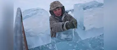 Los habitantes obtienen el agua potable rascando el hielo del río. Los habitantes obtienen el agua potable rascando el hielo del río.