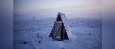 los siberianos han instalado pequeños baños en las afueras de sus casas ya que las tuberías se han congelado. los siberianos han instalado pequeños baños en las afueras de sus casas ya que las tuberías se han congelado.