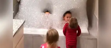 Padre quiso sorprender a sus hijos con bañera llena de espuma pero no le salió como esperaba Padre quiso sorprender a sus hijos con bañera llena de espuma pero no le salió como esperaba
