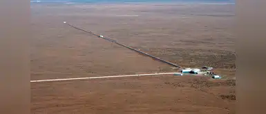 Observatorio LIGO , ubicado en EE UU, es una instalación óptica en forma de L de cuatro kilómetros de largo . Observatorio LIGO , ubicado en EE UU, es una instalación óptica en forma de L de cuatro kilómetros de largo .