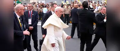 Durante el recorrido por la Av. Brasil, el Papa Francisco rompió el protocolo y se bajó del 'papamóvil' para recibir el saludo de miles de feligreses que acudieron a su encuentro en Lima. Durante el recorrido por la Av. Brasil, el Papa Francisco rompió el protocolo y se bajó del 'papamóvil' para recibir el saludo de miles de feligreses que acudieron a su encuentro en Lima.