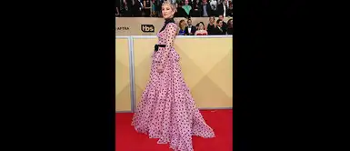 Kate Hudson de Valentino lucía un vestido con un diseño de cuello alto en encaje, rosa y lleno de corazones que parecía una fusión de moda flamenca Kate Hudson de Valentino lucía un vestido con un diseño de cuello alto en encaje, rosa y lleno de corazones que parecía una fusión de moda flamenca