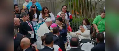 El Sumo Pontífice se acercó a una madre que tenía en brazos a su menor hija con discapacidad y procedió a besar a la niña y bendecirla. El Sumo Pontífice se acercó a una madre que tenía en brazos a su menor hija con discapacidad y procedió a besar a la niña y bendecirla.