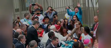El Papa Francisco se acercó a unos niños con discapacidad para bendecirlos. El Papa Francisco se acercó a unos niños con discapacidad para bendecirlos.