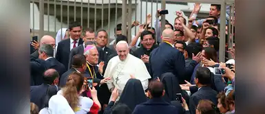 a su salida de la Nunciatura Apostólica, El Sumo Pontífice se acercó a unos niños y monjas que estaban ubicados a la entrada de este local. a su salida de la Nunciatura Apostólica, El Sumo Pontífice se acercó a unos niños y monjas que estaban ubicados a la entrada de este local.