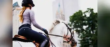 Jennifer esta sumergida en el mundo de la hípica,deporte que se practica a caballo como el salto de obstáculos, la doma o las carreras. Jennifer esta sumergida en el mundo de la hípica,deporte que se practica a caballo como el salto de obstáculos, la doma o las carreras.