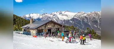 Pizzería El Bosque, a 2.100 metros, en Cerler, España Pizzería El Bosque, a 2.100 metros, en Cerler, España