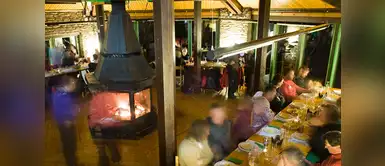 En el refugio Niu de l’Àliga podrás cenar al calor de la chimenea En el refugio Niu de l’Àliga podrás cenar al calor de la chimenea