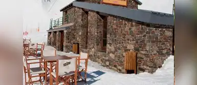 Los turistas que visitan el lugar disfrutan de la terraza y el buen ambiente que les ofrece el restaurante - bar Xalet Igloo de Arinsal, a 2.400 metros de altitud. Los turistas que visitan el lugar disfrutan de la terraza y el buen ambiente que les ofrece el restaurante - bar Xalet Igloo de Arinsal, a 2.400 metros de altitud.