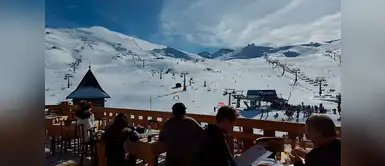 Terraza del restaurante Alcazaba, en Borreguiles (Sierra Nevada). Terraza del restaurante Alcazaba, en Borreguiles (Sierra Nevada).