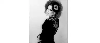 Bette Midler en los Grammy de 1975. El estilo de la cantante resaltó por su originalidad con accesorios acorde a la época. Bette Midler en los Grammy de 1975. El estilo de la cantante resaltó por su originalidad con accesorios acorde a la época.