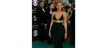 Beyoncé en los Grammy del 2005. Su estilo 'glam' de vestido ceñido con detalles dorados resaltó en esta gala. Beyoncé en los Grammy del 2005. Su estilo 'glam' de vestido ceñido con detalles dorados resaltó en esta gala.