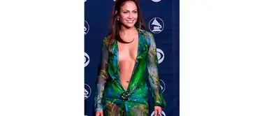 Jennifer Lopez en los Grammy del 2000. Fiel a su estilo, se lució con un vestido sensual y atrevido que demostró la onda rebelde que se vivió en la época. Jennifer Lopez en los Grammy del 2000. Fiel a su estilo, se lució con un vestido sensual y atrevido que demostró la onda rebelde que se vivió en la época.