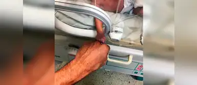 La tierna foto de un médico y un bebé prematuro remece las redes sociales La tierna foto de un médico y un bebé prematuro remece las redes sociales