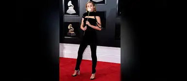 Miley Cyrus sorprendió con su estilo sobrio, ella ha llevado un mono de terciopelo negro de Jean Paul Gaultier que ha dejado encantado a más de uno. Miley Cyrus sorprendió con su estilo sobrio, ella ha llevado un mono de terciopelo negro de Jean Paul Gaultier que ha dejado encantado a más de uno.