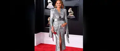 Chrissy Teigen ha triunfado con este diseño plateado de Yanina Couture con un drapeado en la cintura que marcaba su silueta embarazada. Chrissy Teigen ha triunfado con este diseño plateado de Yanina Couture con un drapeado en la cintura que marcaba su silueta embarazada.