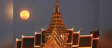La superluna junto al Palacio Real en Bangkok (Tailandia). Créditos: SAKCHAI LALIT (AP) La superluna junto al Palacio Real en Bangkok (Tailandia). Créditos: SAKCHAI LALIT (AP)