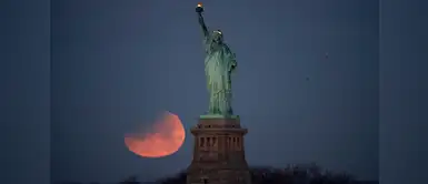 La superluna tras la Estatua de la Libertad en Nueva York. Créditos: JULIO CORTEZ (AP) La superluna tras la Estatua de la Libertad en Nueva York. Créditos: JULIO CORTEZ (AP)
