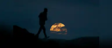 Una mujer observa la luna cerca de la playa Bondi en Sídney (Australia). Créditos: DANIEL MUÑOZ (EFE) Una mujer observa la luna cerca de la playa Bondi en Sídney (Australia). Créditos: DANIEL MUÑOZ (EFE)