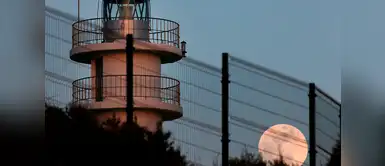 Superluna tras el faro del Cabo de las Huertas de Alicante. Créditos: MANUEL LORENZO (EFE) Superluna tras el faro del Cabo de las Huertas de Alicante. Créditos: MANUEL LORENZO (EFE)