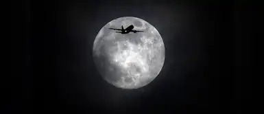 Un avión vuela junto a la luna llena en Londres (Reino Unido). Créditos: FACUNDO ARRIZABALAGA (EFE) Un avión vuela junto a la luna llena en Londres (Reino Unido). Créditos: FACUNDO ARRIZABALAGA (EFE)