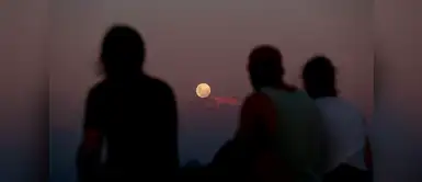 Un grupo de personas observa la superluna subiendo tras la cordillera de Los Andes en Santiago (Chile). Créditos: REUTERS Un grupo de personas observa la superluna subiendo tras la cordillera de Los Andes en Santiago (Chile). Créditos: REUTERS