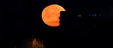 La llamada superluna se alza sobre Jerusalén. Créditos: ABIR SULTAN (EFE) La llamada superluna se alza sobre Jerusalén. Créditos: ABIR SULTAN (EFE)