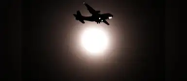 Un avión pasa por delante de la luna llena. Créditos: AHN YOUNG-JOON (AP) Un avión pasa por delante de la luna llena. Créditos: AHN YOUNG-JOON (AP)