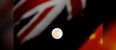La superluna entre las banderas de Reino Unido y China en la plaza de Tiananmen de Pekín (China). Créditos: DAMIR SAGOLJ (REUTERS) La superluna entre las banderas de Reino Unido y China en la plaza de Tiananmen de Pekín (China). Créditos: DAMIR SAGOLJ (REUTERS)